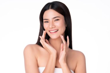 Güzel, genç Asyalı bir kadın temiz yüzüne yeni sağlıklı bir ciltle dokunuyor, beyaz arka planda izole edilmiş, Güzellik Kozmetik ve Yüz Bakımı Konsepti.