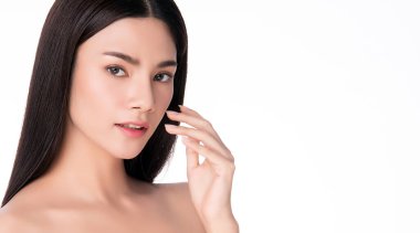 Güzel, genç Asyalı bir kadın temiz yüzüne yeni sağlıklı bir ciltle dokunuyor, beyaz arka planda izole edilmiş, Güzellik Kozmetik ve Yüz Bakımı Konsepti.