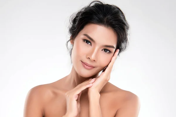 Vacker Ung Asiatisk Kvinna Vidrör Hennes Rena Ansikte Med Frisk — Stockfoto