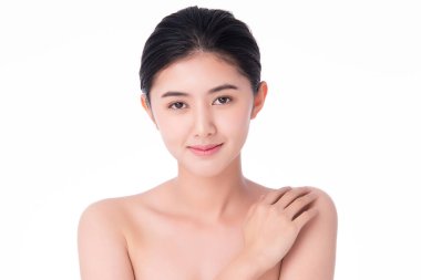 Güzel genç kadın vücuduna dokunuyor taze sağlıklı ciltle, beyaz arka planda izole edilmiş, Güzellik Kozmetik ve Yüz Bakımı Konsepti,