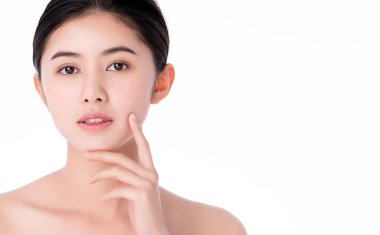 Güzel, genç Asyalı bir kadın temiz yüzüne yeni sağlıklı bir ciltle dokunuyor, beyaz arka planda izole edilmiş, Güzellik Kozmetik ve Yüz Bakımı Konsepti,