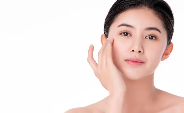 美しい若いアジアの女性は 白の背景に隔離された新鮮な健康的な肌で彼女のきれいな顔に触れる 美容化粧品と顔の治療の概念 — ストック写真