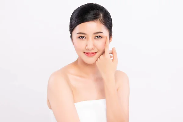 Belle Jeune Femme Asiatique Touchant Son Visage Propre Avec Une — Photo