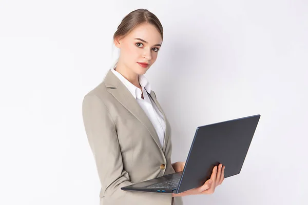 Mujer Trabajadora Siente Feliz Segura Con Atuendo Inteligente Sosteniendo Labtop — Foto de Stock