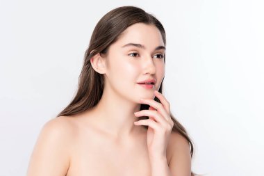Güzel, genç bir kadın temiz yüzüne dokunuyor. Sağlıklı cilt, beyaz arka planda izole edilmiş güzellik kozmetik ve yüz bakımı konsepti.,