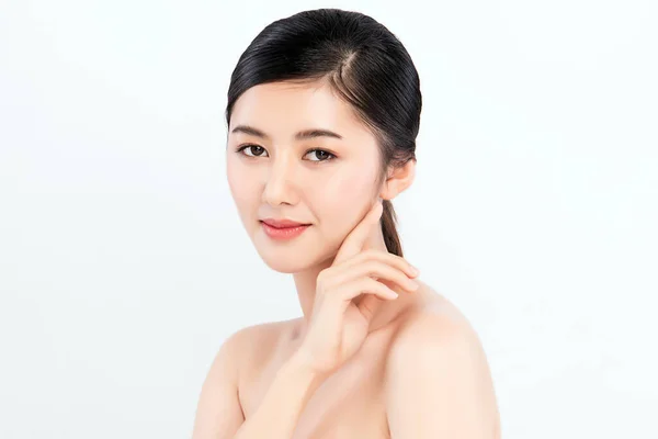 Belle Jeune Femme Asiatique Touchant Son Visage Propre Avec Une — Photo