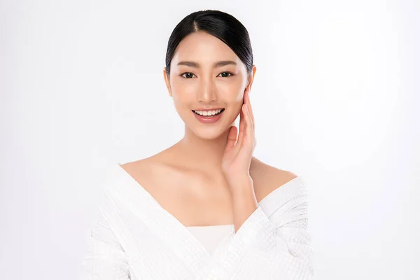 美丽的年轻亚洲女人用新鲜健康的皮肤触摸着她洁白的脸庞 被白色的背景 美容美发和面部护理理念隔离 — 图库照片