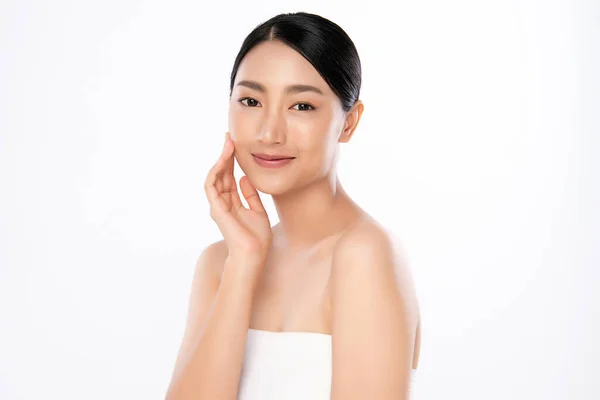Piękna Młoda Azjatka Dotykając Jej Ciała Świeżej Zdrowej Skóry Izolowane — Zdjęcie stockowe