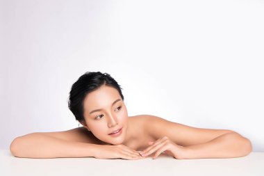 Temiz ciltli güzel bir Asyalı kadın. Yüz bakımı, yüz bakımı, kozmetik, güzellik ve sağlıklı cilt ve kozmetik konsepti, beyaz arka planda izole edilmiş kadın güzelliği.
