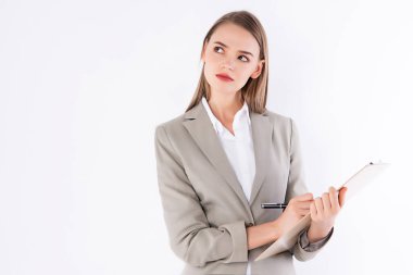 Asyalı çalışan kadın zeki iş bakışlarıyla not alıyor. Ofis çalışanı. Hastanede açık kahverengi takım elbiseli bir memur var.