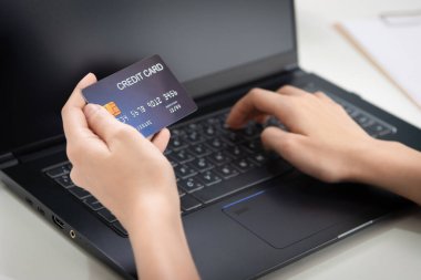 Kullanıcı çevrimiçi alışveriş işlemleri için kredi kartı kullanıyor
