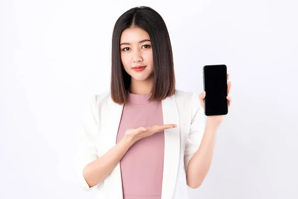 Asijská Pracující Žena Prezentuje Mobilní Telefon Chytrým Business Oblečení Strážník — Stock fotografie