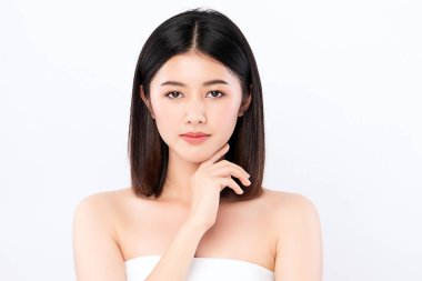 Güzel, genç Asyalı bir kadın temiz yüzüne yeni sağlıklı bir ciltle dokunuyor, beyaz arka planda izole edilmiş, Güzellik Kozmetik ve Yüz Bakımı Konsepti,