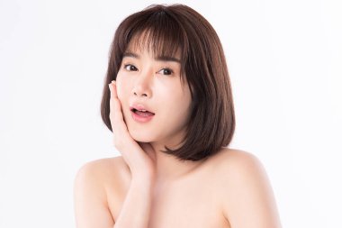 Güzel, genç Asyalı bir kadın temiz yüzüne yeni sağlıklı bir ciltle dokunuyor, beyaz arka planda izole edilmiş, Güzellik Kozmetik ve Yüz Bakımı Konsepti,