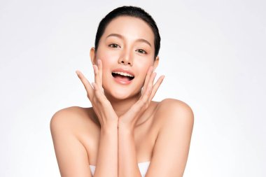 Güzel, genç Asyalı bir kadın temiz yüzüne yeni sağlıklı bir ciltle dokunuyor, beyaz arka planda izole edilmiş, Güzellik Kozmetik ve Yüz Bakımı Konsepti,
