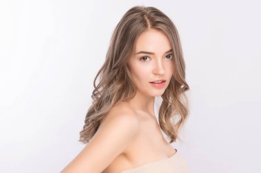 Güzel Kadın portresi, Temiz Taze Sağlıklı Cildi olan Güzel Genç Kadın, Yüz bakımı. Kozmetik, güzellik ve kaplıca, beyaz arka planda izole edilmiş.,