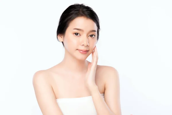 美丽的年轻亚洲女人用新鲜健康的皮肤触摸着她洁白的脸庞 被白色的背景 美容美发和面部护理理念隔离 — 图库照片