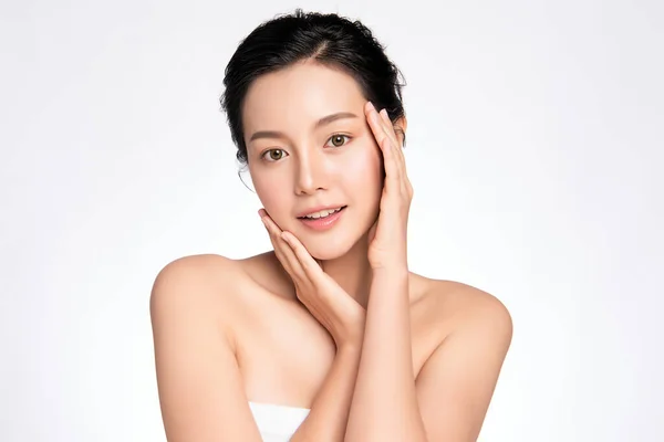 Hermosa Mujer Asiática Joven Tocando Cara Limpia Con Piel Sana —  Fotos de Stock
