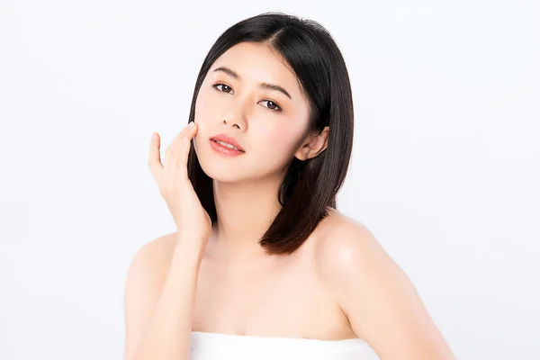Krásná Mladá Asijská Žena Dotýká Její Čistý Obličej Čerstvým Zdravou — Stock fotografie