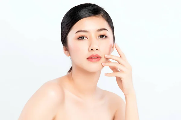 Belle Jeune Femme Asiatique Touchant Son Visage Propre Avec Une — Photo