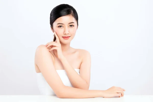 Belle Jeune Femme Asiatique Touchant Son Visage Propre Avec Une — Photo