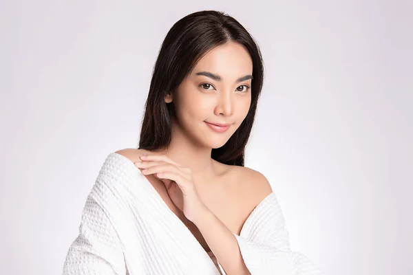 美しい若いアジアの女性は 白の背景に隔離された新鮮な健康的な肌で彼女の体に触れる 美容化粧品と顔の治療の概念 — ストック写真