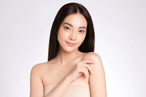 美しい若いアジアの女性は 白の背景に隔離された新鮮な健康的な肌で彼女の体に触れる 美容化粧品と顔の治療の概念 — ストック写真