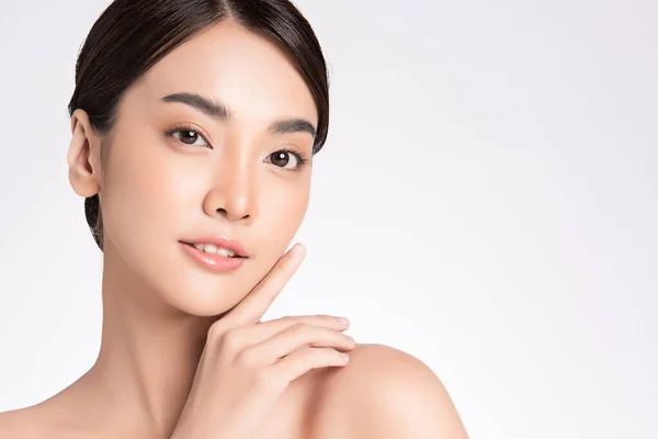 美しい若いアジアの女性は 白の背景に隔離された新鮮な健康的な肌で彼女のきれいな顔に触れる 美容化粧品と顔の治療の概念 — ストック写真