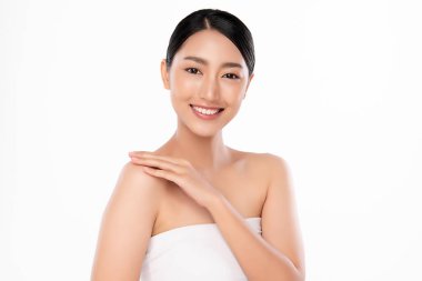 Güzel, genç Asyalı bir kadın vücuduna yeni sağlıklı bir ciltle dokunuyor, beyaz arka planda izole edilmiş, güzellik estetiği ve yüz bakımı konsepti.
