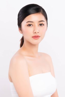 Güzel tenli Asyalı kadın yüzü sağlıklı doğal ten beyaz arka planda güzellik uyduruyor.,