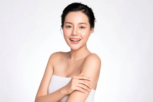 Hermosa Sonriente Joven Mujer Asiática Con Piel Limpia Maquillaje Natural — Foto de Stock