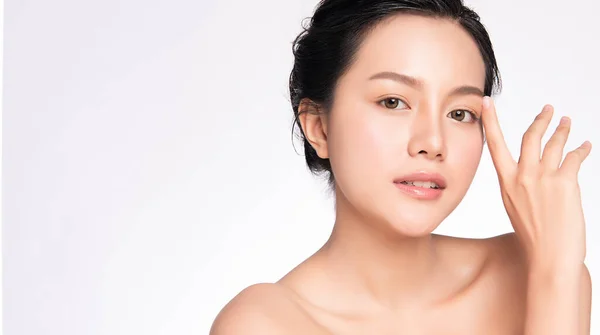Detail Krásná Mladá Asijská Žena Dotýká Její Čistý Obličej Čerstvým — Stock fotografie