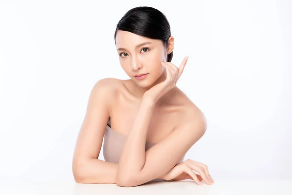 Schöne Junge Asiatische Frau Berührt Ihr Sauberes Gesicht Mit Frischer — Stockfoto