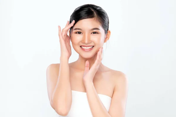 漂亮的脸蛋微笑的亚洲女人摸着健康的皮肤肖像 美丽而快乐的女孩模特 有着鲜亮的水润的面部肌肤和白色背景的自然妆容 — 图库照片