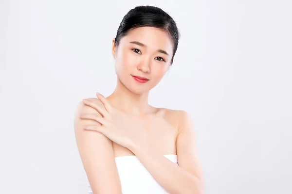 美丽的年轻亚洲女子用鲜嫩健康的肌肤触摸自己的身体 与白色背景 美容美发及面部护理概念相分离 — 图库照片
