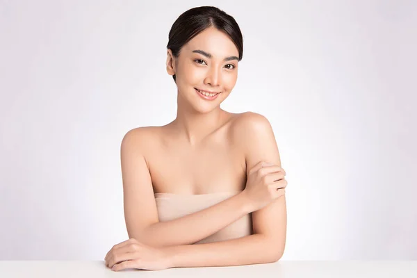 Schöne Junge Asiatin Berührt Ihren Körper Mit Frischer Gesunder Haut — Stockfoto
