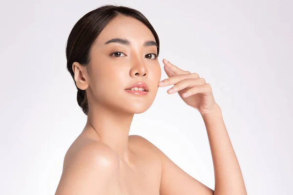 Close Hermosa Joven Asiática Mujer Tocando Cara Limpia Con Piel — Foto de Stock