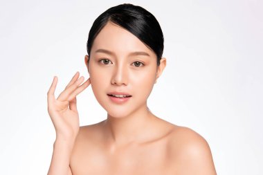 Güzel Asyalı Kadın temiz yüzüne dokunuyor, beyaz arka planda izole edilmiş, Güzel Kozmetik ve Yüz Bakımı Konsepti,