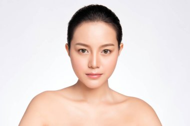 Güzel gülümseyen genç Asyalı kadının portresi. Temiz ciltli, beyaz arka planda, cilt sağlığı konseptiyle izole edilmiş..