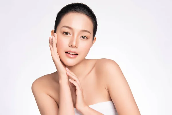 Beauty Woman 깨끗하고 피부와 얼굴을 아름다운 아시아 여성의 초상화를 배경에 — 스톡 사진