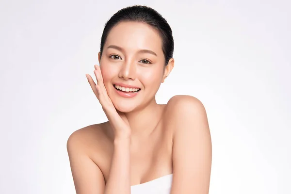 Cara Beleza Sorrindo Asiático Mulher Tocando Saudável Retrato Pele Modelo — Fotografia de Stock