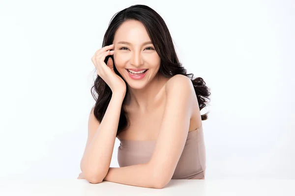 美顔だ 健康な肌の肖像画に触れるアジアの女性笑顔 美しいです幸せな女の子モデルで新鮮な輝く顔の肌とナチュラルメイク上の白い背景 — ストック写真