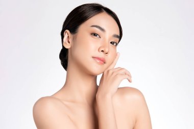 Temiz ciltli güzel Asyalı kadın, beyaz arkaplan, yüz bakımı, yüz bakımı, kozmetoloji, güzellik ve kaplıca, Asyalı kadın portresi,