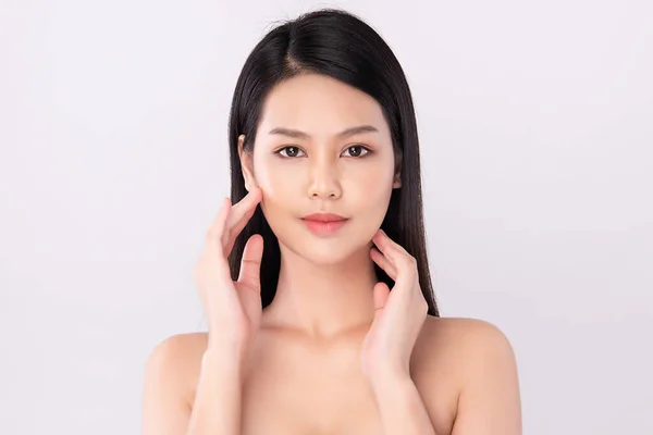 Temiz Ciltli Güzel Asyalı Kadın Beyaz Arkaplan Yüz Bakımı Yüz — Stok fotoğraf