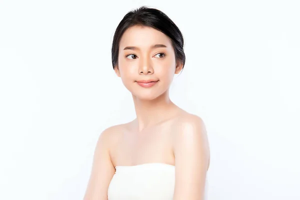 Krásná Mladá Asijská Žena Čistou Svěží Pletí Bílém Pozadí Péče — Stock fotografie