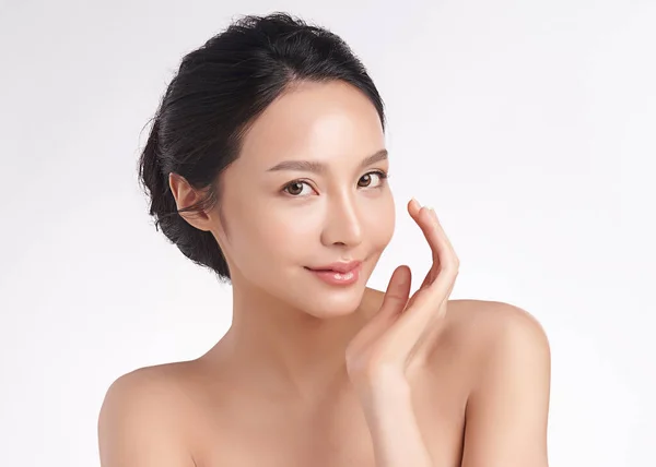 きれいな新鮮な肌を持つ美しい若いアジアの女性 顔のケア 顔の治療 アジア女性の肖像画 — ストック写真
