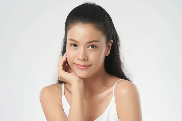 年轻美丽的亚洲女人 拥有洁净新鲜的皮肤 面部护理 面部治疗 化妆品 美容和温泉 亚洲妇女肖像 — 图库照片