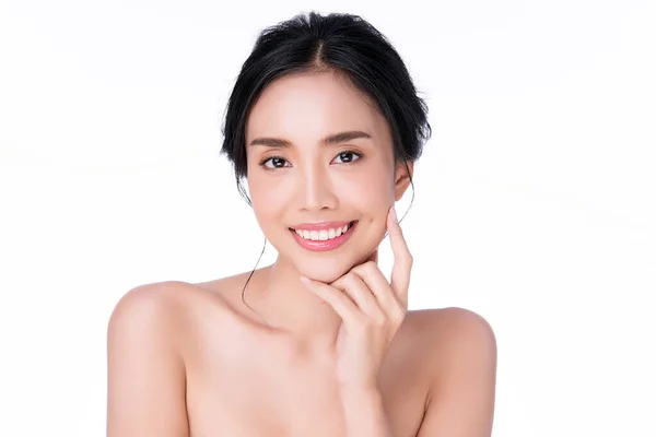 年轻美丽的亚洲女人 拥有洁净新鲜的皮肤 面部护理 面部治疗 化妆品 美容和温泉 亚洲妇女肖像 — 图库照片