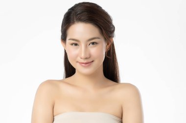 Temiz ciltli güzel Asyalı kadın, beyaz arkaplan, yüz bakımı, yüz bakımı, kozmetoloji, güzellik ve kaplıca, Asyalı kadın portresi