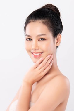 Temiz ciltli güzel Asyalı kadın, beyaz arkaplan, yüz bakımı, yüz bakımı, kozmetoloji, güzellik ve kaplıca, Asyalı kadın portresi
